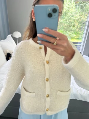 By malina kofta - Härlig kofta i merino ull från By malina med guldiga knappar. Tjock och varm kofta. Är en storlek XXS men den är oversized så sitter snarare som en XS/S, för referens är jag 173cm. Jätte fint skick! Nypris över 2000kr.
