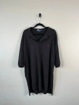 Vintage Polo Ralph Lauren Piké XL Svart Röd Pony 100% Bomull Oversized Fit Herr - • Storlek: XL • Färg: Svart • Passform: Relaxed Fit • Krage: Klassisk pikékrage • Material: 100% bomull  Skick: Plagget är i väldigt fint skick. Eventuella anmärkningar anges alltid tydligt i beskrivningen och visas på bilderna.  Nypris: Cirka 1 500 kr.  📦 Skickas snabbt och packas omsorgsfullt. 💬 Hör gärna av dig om du har frågor eller vill se fler bilder. 🤝 Samfrakt erbjuds vid köp av flera plagg – kika gärna in mina andra annonser!