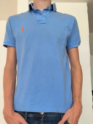 Ralph Lauren pique - Ralph Lauren pique i färgen blå. Den är i storlek S och i skicket 8/10. Modellen på bilderna är 181cm och väger runt 60kg. Hör av dig om du har några funderingar 🙌