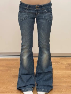 lowrise flare 2000s jeans  - vackra utsvänga lågmidjade jeans, perfekta fräscht vintage skick 💌 leverans samma dag som köpet  lite stretchiga, väldigt bekväma fin kvalité denim  midja 38  innerben 81,5 