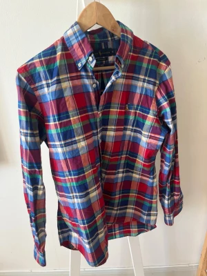Rutig Ralph Lauren skjorta  - Sjukt snygg rutig skjorta från Ralph Lauren i blandade färger. Storlek S. Mycket bra skick. Skriv vid eventuella funderingar😁  Fraktar inom 1-2 dagar