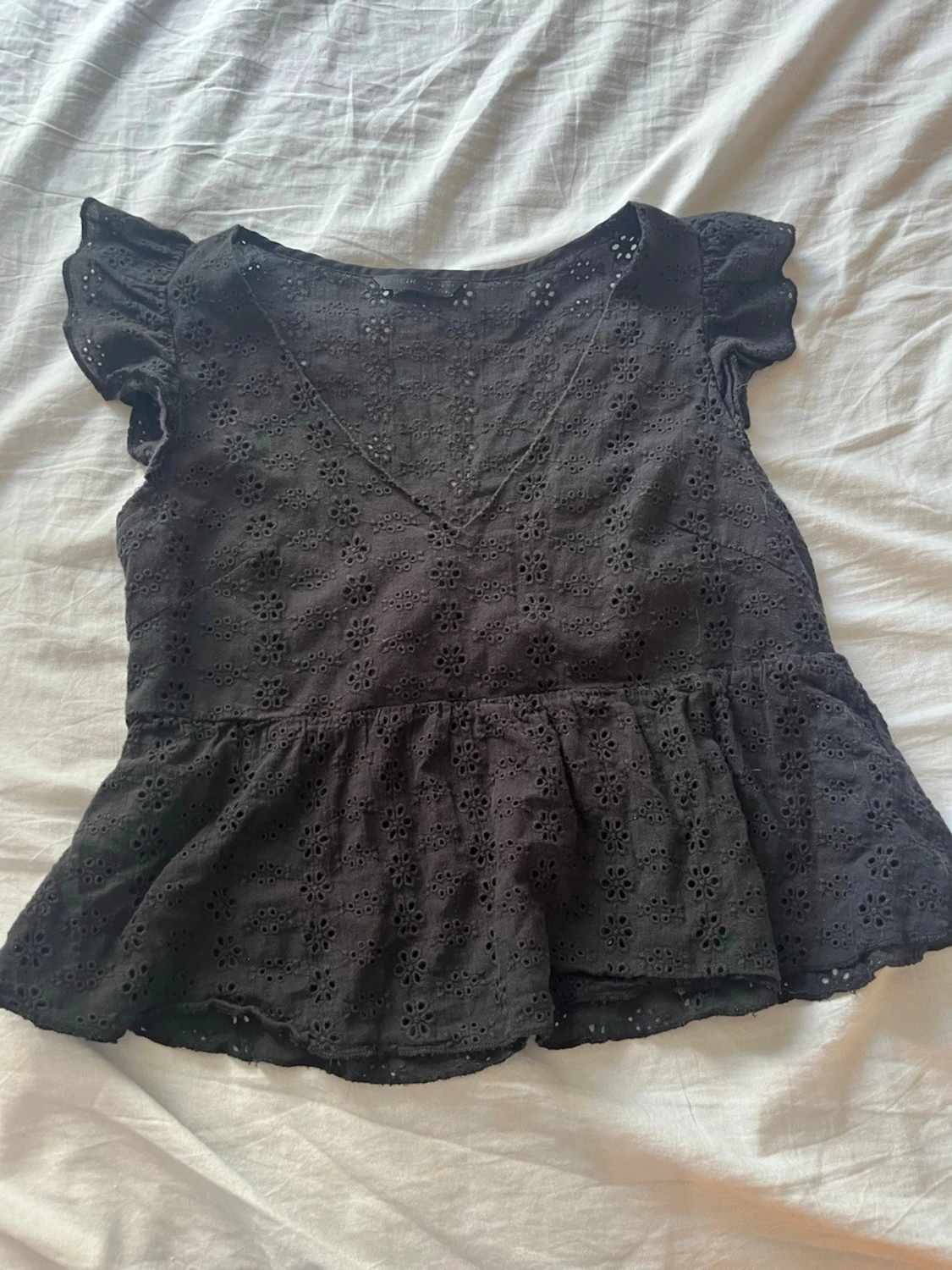 Svart blus med spets och volang Från shein!