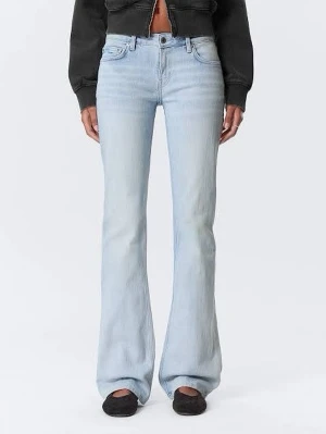 Ljusblå bootcut jeans med låg midja  - Säljer ett par ljusblå bootcut jeans med låg midja och klassisk femficksdesign. Från weekday, i stl 23/32💕helt nya med lapp kvar!!