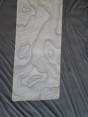 Mobilskal med topografiskt mönster - Stilrent mobilskal i vitt med svart topografiskt linjemönster. Skalets design ger en modern och unik känsla, perfekt för dig som vill sticka ut. Tillverkat i ett tåligt material som skyddar mobilen mot repor och stötar.