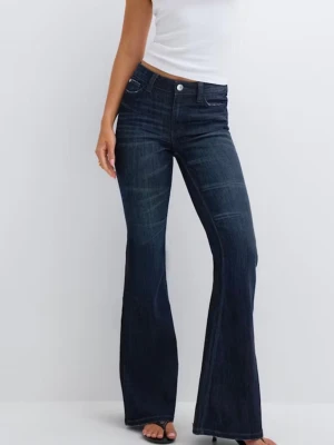 Mörkblå bootcut jeans med hög midja - Säljer ett par mörkblå bootcut jeans med hög midja och klassisk femficksdesign. Jeansen har en snygg tvätt och subtila slitningar framtill. Perfekta för dig som gillar en tidlös och trendig look. Helt oanvände endast prislapp borta, för små för mig! Nypris 499 