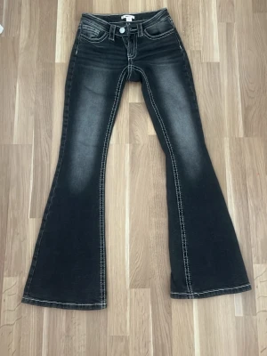 Svarta/grå bootcut jeans - Snygga svarta/grå bootcut jeans från gina. Helt oanvända. Säljs inte längre. 