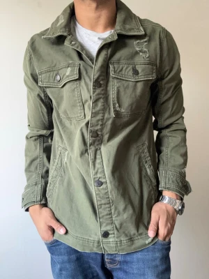 Vintage Hollister Overshirt - Riktigt snygg Hollister Overshirt med sjult snygg backrprint | Mycket bra skick | Storlek S | Modell: 175cm, 69kg 