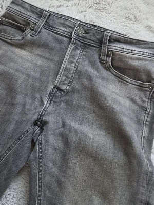 Jeans jack&jones - Säljer ett par grå jeans med rak passform. Materialet är denim i bomull, perfekt för dig som gillar en enkel och stilren vibe. Jack jones comfort Mike modellen storlek 28 32 passar även 29 30 i midjan