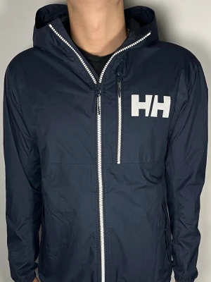 Helly Hansen vindjacka - 👕 Plagg: vindjacka                                                          📏 Storlek: S                                                             🏷️ Märke/Modell: Helly Hansen                                                 ✨ Skick: Fint skick                                                        💬 Vid frågor är det bara att skriva!                                                                                          🛍️ Gramenti