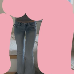 Ljusblå True Religion jeans❤️ - Säljer ett par ljusblå jeans från True religon i storlek 23, jeansen är i bra skick förutom längst ner på byxorna (kolla sista bilden)❤️