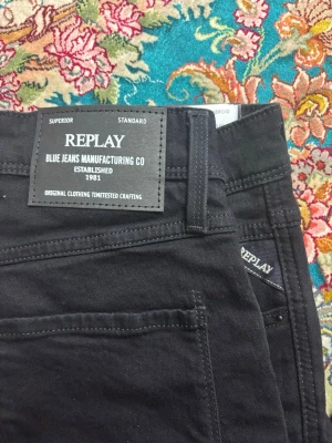Replay jeans - Snygga svarta skinny jeans från Replay med klassisk femficksdesign och diskret logga på bakfickan. Jeansen har hög midja och är tillverkade i ett stretchigt bomullsmaterial för skön passform. Perfekta för en trendig och stilren look. Helt ny med prislapp kvar.