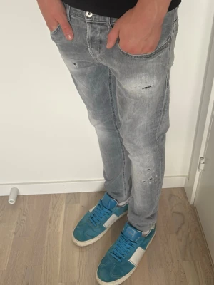 Dondup jeans - Dondup jeans | Modell: George | Storlek 33 | Bra skick | Slitningar är original 