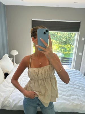 Malene Birger topp - Säljer en beige linnetopp med tunna axelband från Malene Birger. Super fint skick!