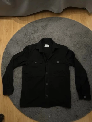 Samsoe samsoe overshirt  - Fet overshirt ifrån Samsoe Samsoe. Svart. Fint skick, inga defekter. Nypris ca 1500. Mitt pris 499. Hör av dig vid minsta lilla fundering!
