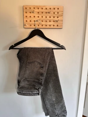 Grå tvättade raka jeans - Säljer ett par rikigt feta jeans från NEUW Stockholm. Jeansen har en vintagekänsla och är perfekta för en avslappnad streetwear-look. Storlek 29-32