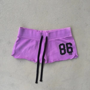 victoria’s secret PINK 2011 shorts low waist  - söta shorts från vs PINK mjukt tyg, fint skick passar också xs/s 💜 midja 36 (justerbara med resår) längd från sidan 24  leverans inom 24h   se även mina andra annonser för liknande shorts 