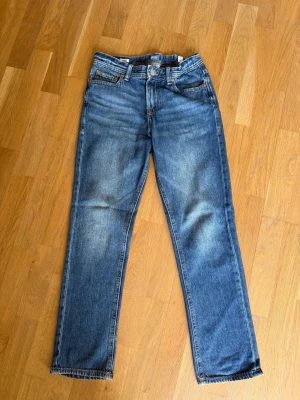Jack&Jones jeans - Jeans från Jack&Jones i modellen regular Clark. Barnstorlek 12 år/152 