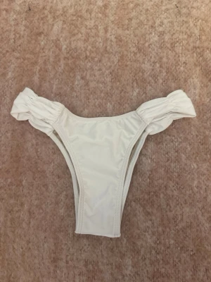 Helt nya vita bikinitrosor! - Snygga vita bikinitrosor från Brasilien i storlek S (det står P för "petite" på lappen) Helt nya, aldrig använda och alla lappar samt originalförpackningen är kvar!