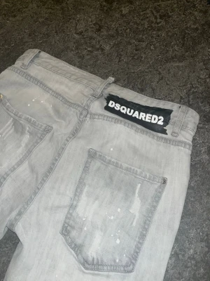 Ljusgrå Dsquared2 shorts  - Säljer Äkta Dsquared2 i ljusgrå som är i mycket bra skick. Har använts ganska ofta men har inga tydliga märken eller användnings märken. Dem är dessutom strolek M men är ganska bred vid midjan 