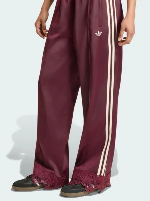 Vinröda Adidas träningsbyxor med spets - Helt nya satin träningsbyxor med prislappar ifrån adidas med klassiska vita ränder längs sidorna och en unik spetsdetalj längst ner vid bensluten. 