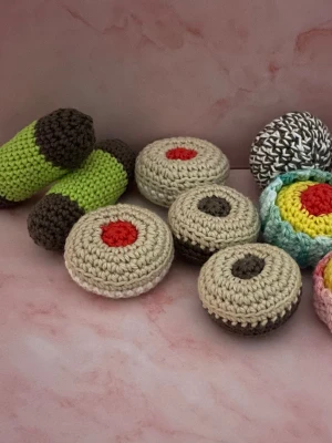 Virkade kakor och bakverk - Ett gäng handgjorda virkade kakor och bakverk i olika färger och former. Innehåller bland annat gröna dammsugare, ballerina, singoalla och syltkakor. Perfekt som accessoar eller dekoration. Material: bomullsgarn. Färgen på formarna kan skilja från bilden