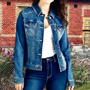 Snygg jeansjacka från MyWear! - Snygg, lätt figursydd jeansjacka med bröstfickor och knappar i storlek L från  MyWear. I nyskick. 