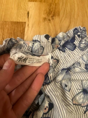 Söta barnshorts med fjärilsmönster - Barnshorts i blå färg med fjärilsmönster. I storlek 110/116. Pris går att diskutera!☺️💖