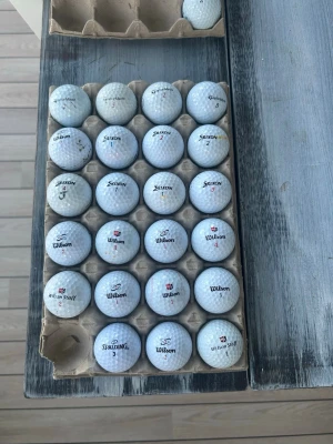 Blandade golfbollar  - Säljer 23 vita golfbollar av olika märken som Wilson, Srixon och Spalding. Och är perfekta för dig som vill fylla på golfväskan. Passar både till träning och spel på banan.