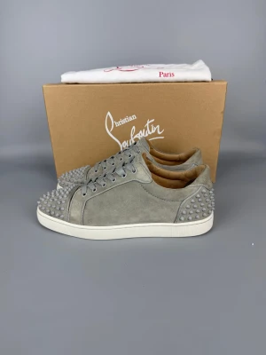 Christian Louboutin Seavaste Spikes Sneaker Grey | 43.5 - Grå sneakers i mycket gott skick. Box och dustbag ingår.