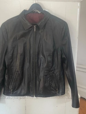 Svart skinnjacka - Köp secondhand. Står storlek 44 men passar som M/L