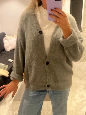 Grå fluffig kofta med knappar - Fluffig kofta köpt ifrån sellpy vet tyvärr ej märket, oversized fit💓