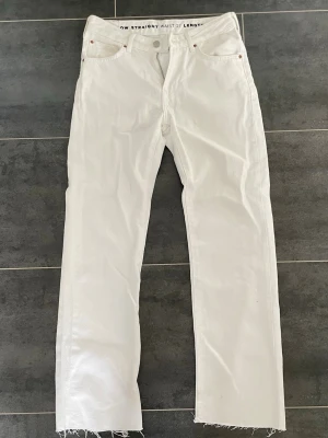 Low straight jenas  - Jättefina low straight jeans från bikbok som tyvärr har blivit för små. De är avklippta längst ner och passar mig som är 155 cm. Storlek 27.