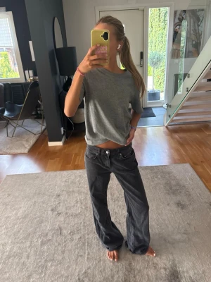 Svarta raka jeans med låg midja - Supersnygga Lågmidjade jeans som är svart/gråa som passar vid alla tillfällen! 