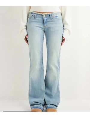 Nelly lowwaisted jeans - Så snygga lågmidjade jeans i en ljusblå denim, använda ett fåtal gånger, säljer då de inte passar längre!