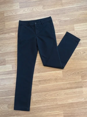 Polo Ralph Lauren chinos marinblå – strl 14 - Klassiska mörkblå chinos från Polo Ralph Lauren i en stilren, tidlös modell. 🔵  • Storlek 14 • Mörk marinblå • Röd broderad Polo-logga baktill • Sidofickor fram och bakfickor • Bälteshällor • Rak/slimmad modell • Fint begagnat skick men lite färg blekt annars inga defekter!  Passar både till vardags och lite mer uppklätt. Skriv gärna vid frågor eller om du vill ha mått! 📦