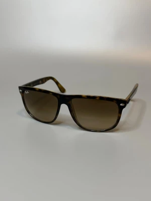 Rayban Boyfreind Solglasögon  - ‼️VI TAR EJ BYTEN!‼️Ray-Ban Boyfreind 4147 | Skick: 9/10 | Storlek 60/15 | ingår fodral  vid köp! | Fraktar inom 24H efter köp på köparens bekostnad 📦💨 | Hör av dig vid minsta fråga eller fundering 💭 