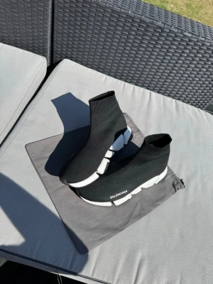 Speedtrainers - Modellen är mindre i storlek och just ”strumpskor” kan även sitta bra trots att man egentligen har 1-2 storlekar mindre i vanliga fall. Det beror helt på hur mycket utrymme man vill ha där framme. Box samt dustbag medföljer vid köp. Först till kvarn!🙌🏻