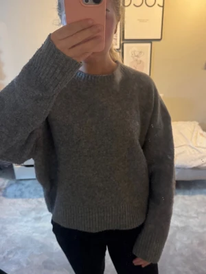 Grå oversized stickad tröja - Mysig grå stickad tröja med oversized passform och långa ärmar. 🥰