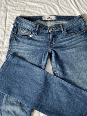 2000s blå lågmidjade Hollister jeans - Jättesnygga eftertraktade lågmidjade jeans från Hollister, strl W27 L33 (passar som S) // Mått: -midja 38cm tvärsöver -innerbenslängd 80cm -grenhöjd 17cm -benöppning 20cm