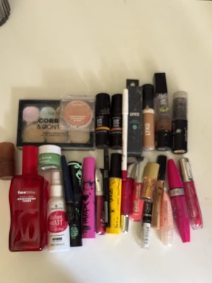Stort kit med smink - Säljer ett blandat kit med ögonmakeup som inkluderar flera mascaror i olika färger och former, ögonpennor, ögonskuggspalett med neutrala och färgglada nyanser samt flytande eyeliners. Perfekt för dig som vill testa olika looks och experimentera med smink. Några är mycket anända men några är inte det, det ser ut som det men det är bara smutsigt, en conealer är oöppnad. Pris kan diskuteras.