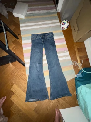 Blå utsvängda och lågmidjade cheap monday jeans  -  Ett par blå utsvängda och lågmidjade cheap monday jeans i jätte bra skick. Jag har använt dem ca 3 gånger, de är perfekta till dig som letar efter nya coola jeans, pris kan diskuteras!😻