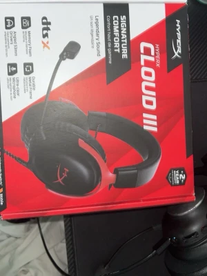 HyperX Cloud III gaming headset - HyperX Cloud III är ett gaming headset med over-ear design, svart och röd färg, och inbyggd mikrofon. Headsetet har mjuka öronkuddar och robust bygel för extra komfort. Perfekt för långa spelsessioner och tydlig kommunikation.