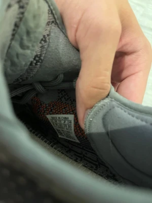 Yeezy beluga 350 - Trötta men åkte Yeezys. Vet inte om folk använder dessa fortfarande och skicket är ju inte 100% så ja. Har varken kartong eller sula i dom därför pris. Billigare vid snabb affär. Tveka inte hör av dig om du undrar nåt
