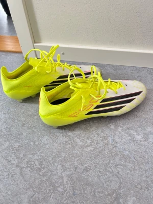 Adidas fotbollsskor F50 elitw - Säljer min lillebrors helt oanvända fotbollsskor som tyvärr inte kommer till användning. Köpta för 2400.