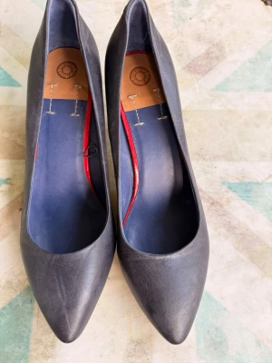 DICO Copenhagen - Marinblå pumps med röda detaljer från DICO Copenhagen. Mycket bra skick