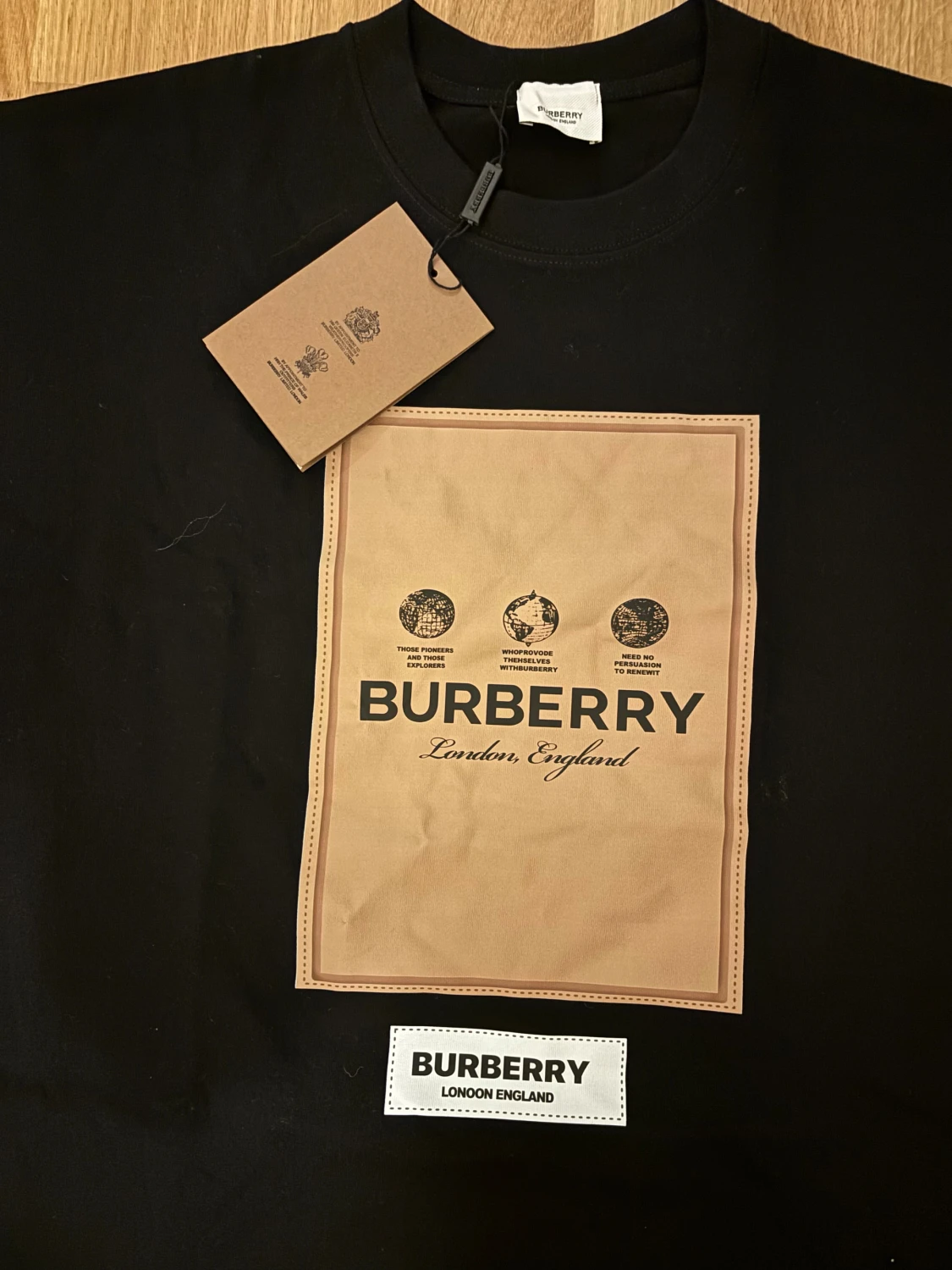 Svart Burberry t-shirt med beige print - 2