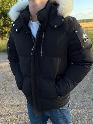 Moose Knuckles jacka  - Säljer nu en Moose Knuckles jacka i sjukt bra skick! Det finns tecken på användning. Inga defekter. Med pälskrage. Fråga gärna om du har någon fråga!
