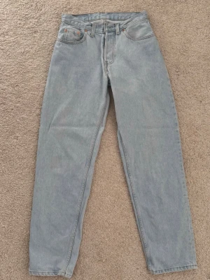 Ljusblå raka Levi's jeans - Vintage jeans!! Vet ej modell tyvärr.  Längd 109cm, innerbenslängd 84cm och midja 29cm! Skriv för fler bilder eller frågor!