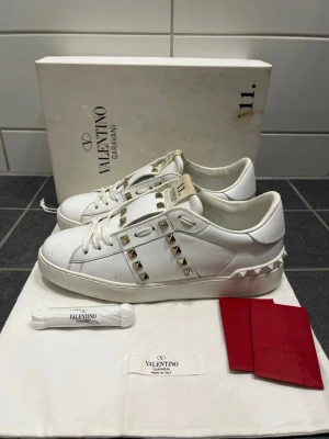 Valentino Rockstud Sneakers - Tja, säljer dessa supersnygga Valentino Rockstud sneakers i mycket fink skick! Allt som ni ser på bilden ingår🙌 storlek 38! Nypris cirka 7700kr! Hör av er vid fler frågor🤝