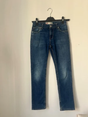 Levi's 511 Slim blå jeans - Blå Levi's 511 Slim jeans i storlek 164 vm (14 år). Mycket bra skick men däremot är lappen där bak borta - se bild